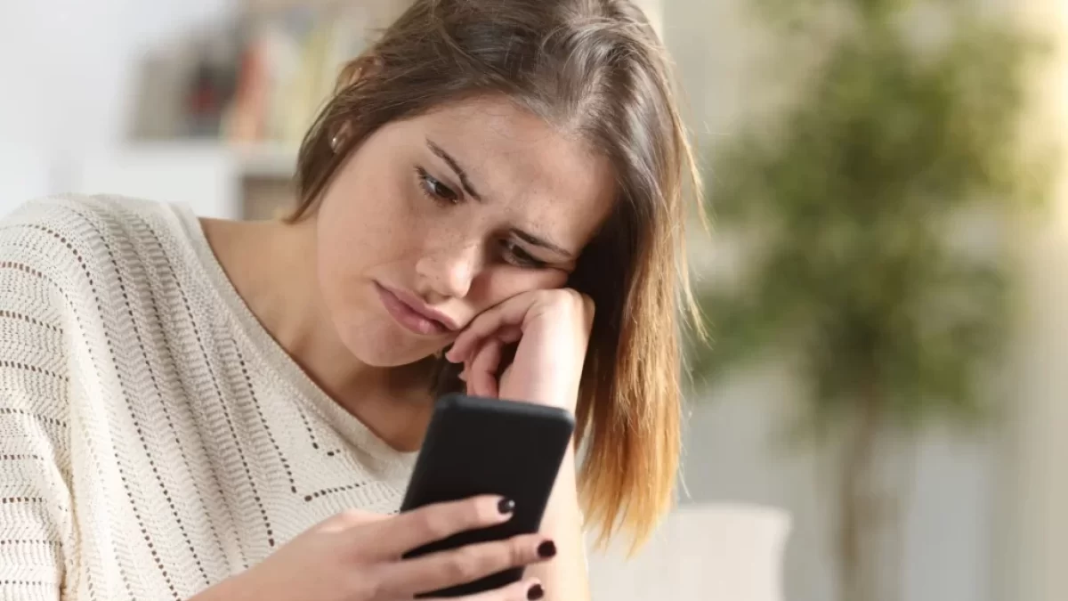 Žena je zmatená u telefonu
