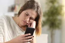 Žena je zmatená u telefonu