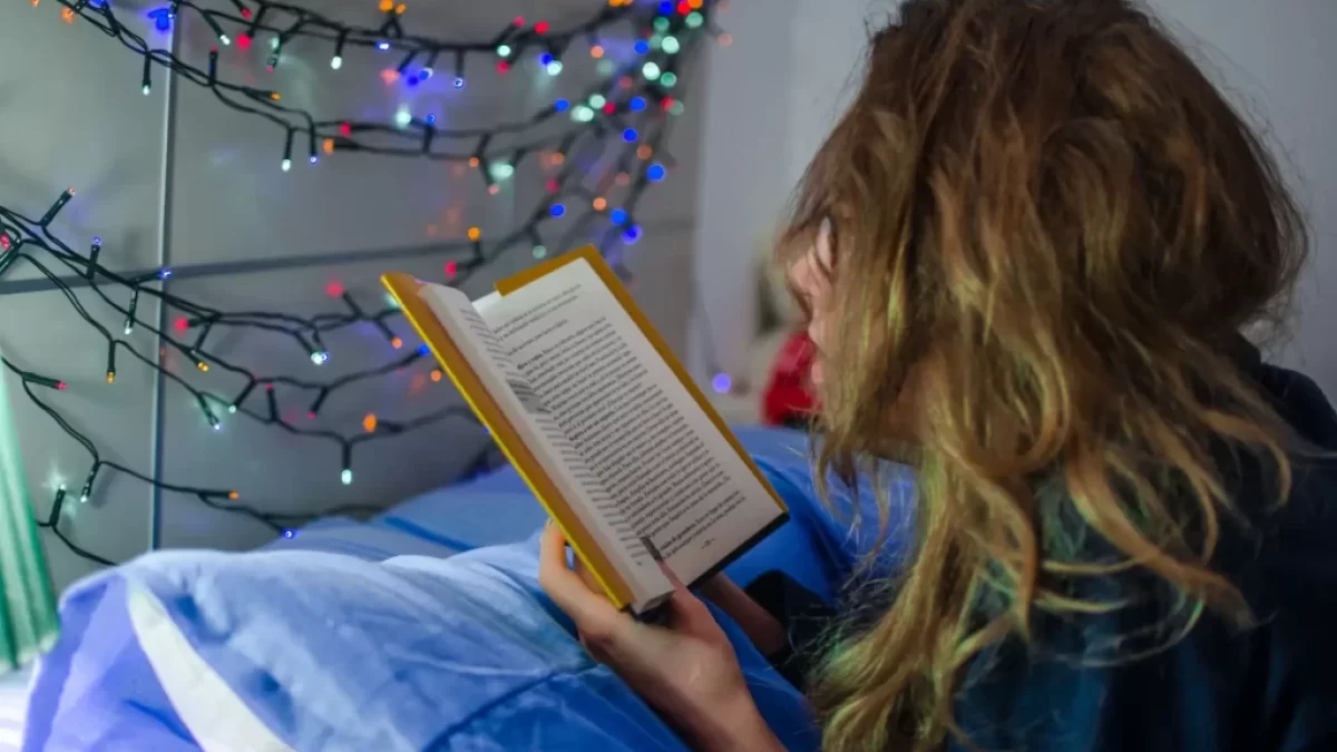 Mladá dívka čte knihu
