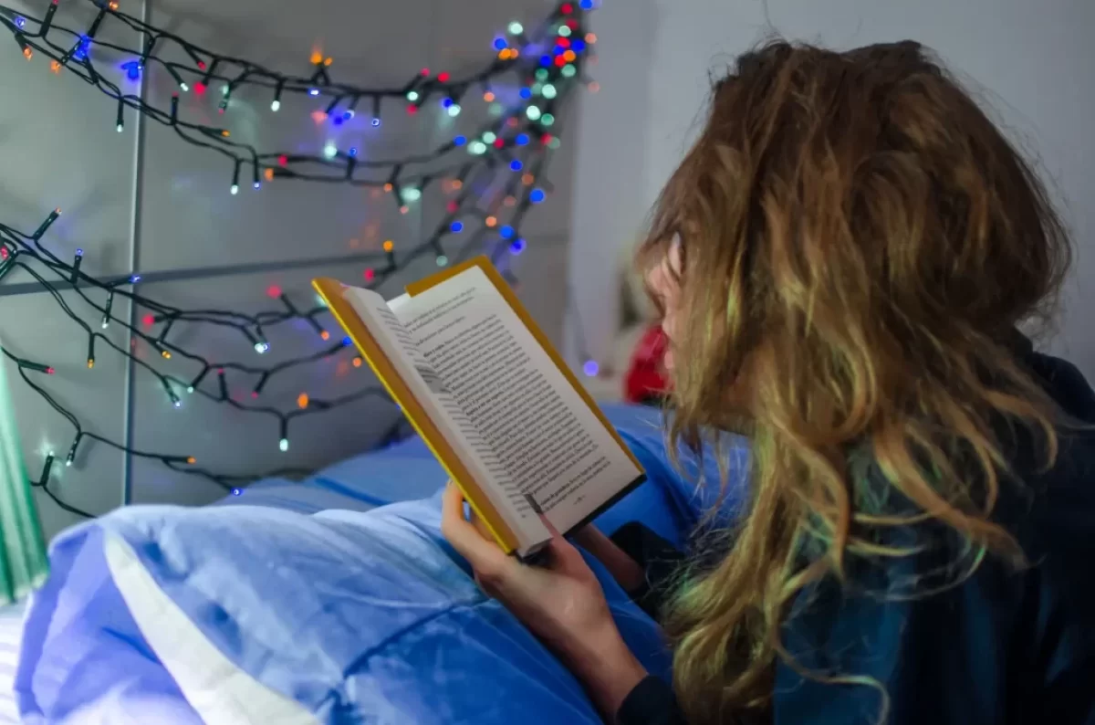 Mladá dívka čte knihu