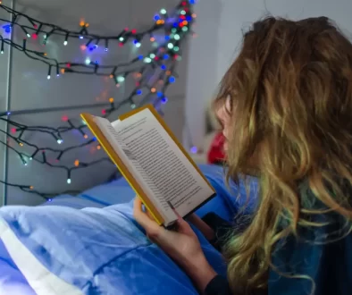 Mladá dívka čte knihu