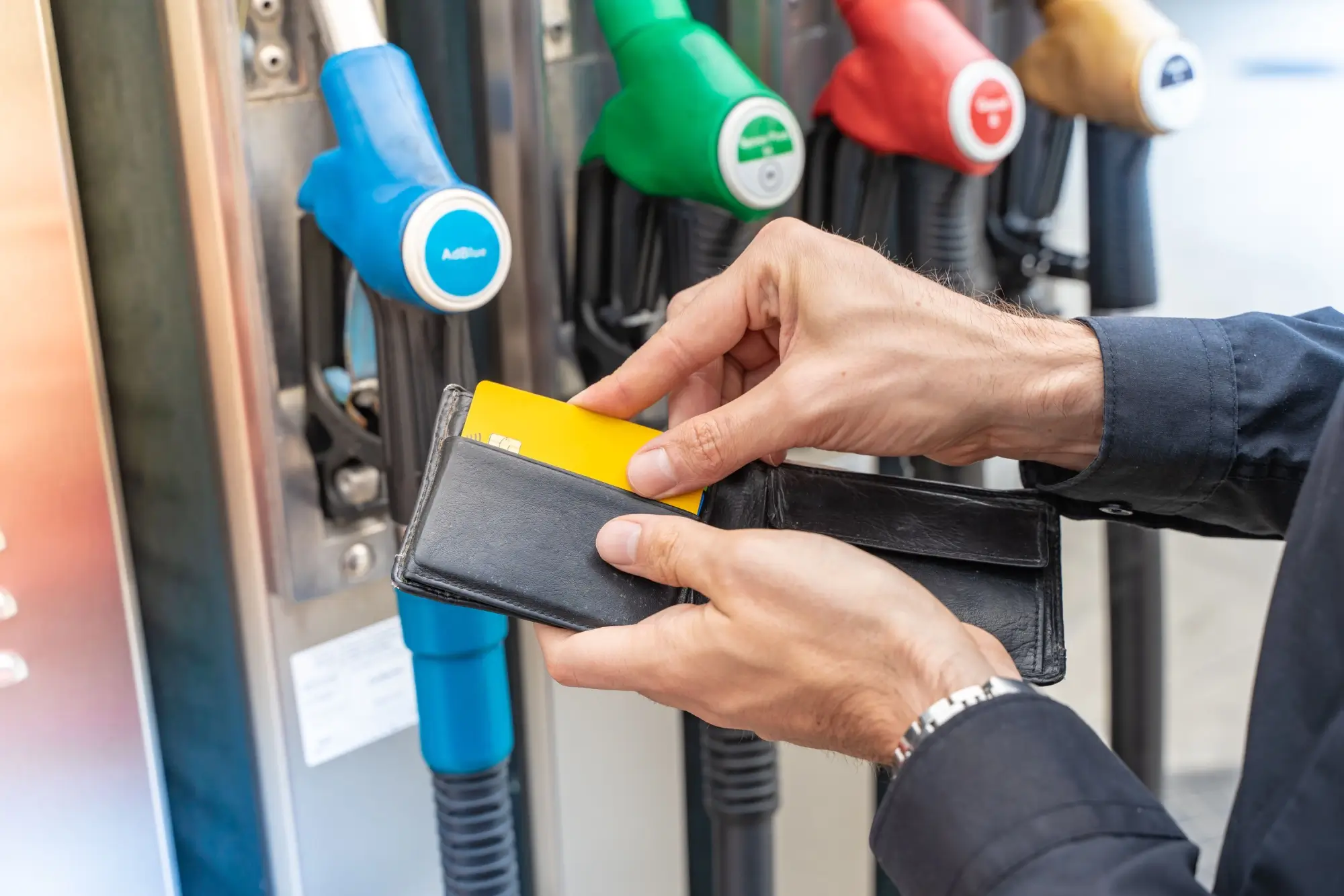 Shutterstock_1718317000 - Techsvět Muž si chystá peníze na zaplacení benzínu