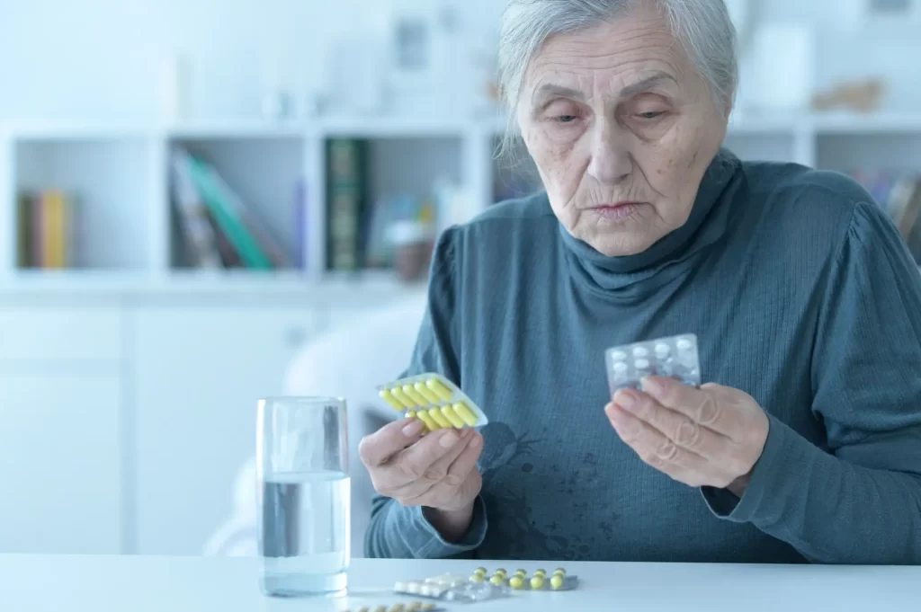 Shutterstock_1724128327 - Techsvět Seniorka s léky