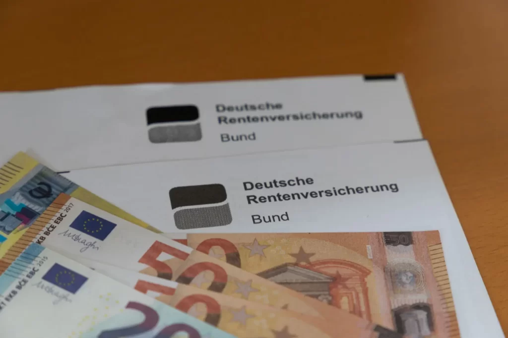 - Techsvět dokumenty s logem DRV a eurobankovky