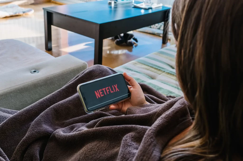 Shutterstock_1828976036 - Techsvět Žena sleduje Netflix na mobilu