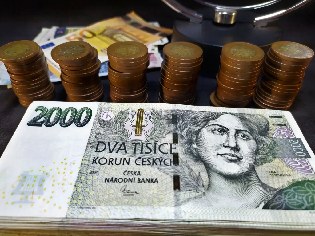 Nejčastěji se padělají dvoutisícovky, FOTO: Shutterstock - Techsvět peníze na stole