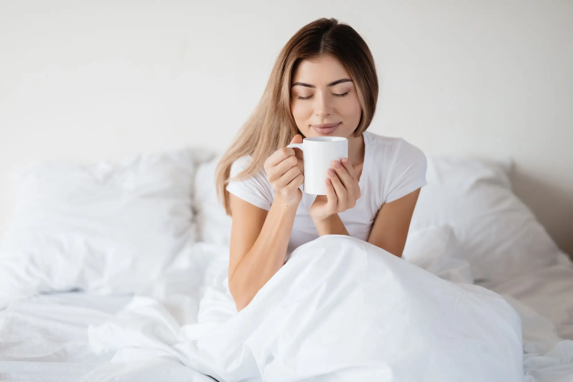 Shutterstock_1956157573 - Techsvět žena pije kávu
