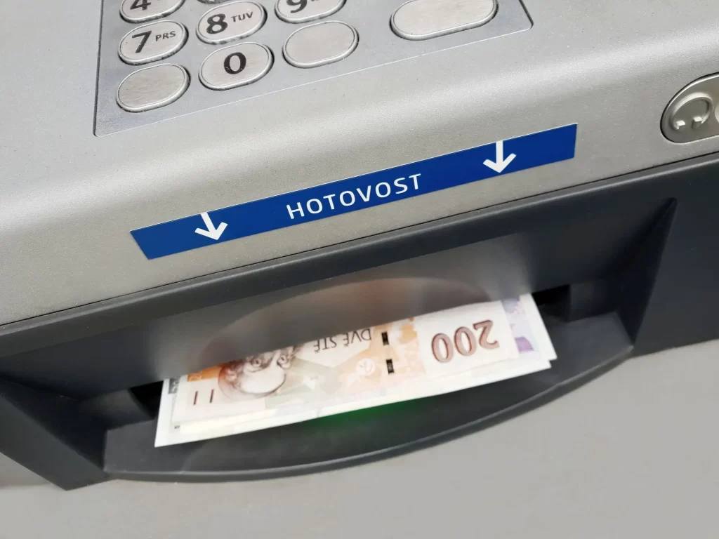 Shutterstock_1959833728 - Techsvět Peníze v bankomatu