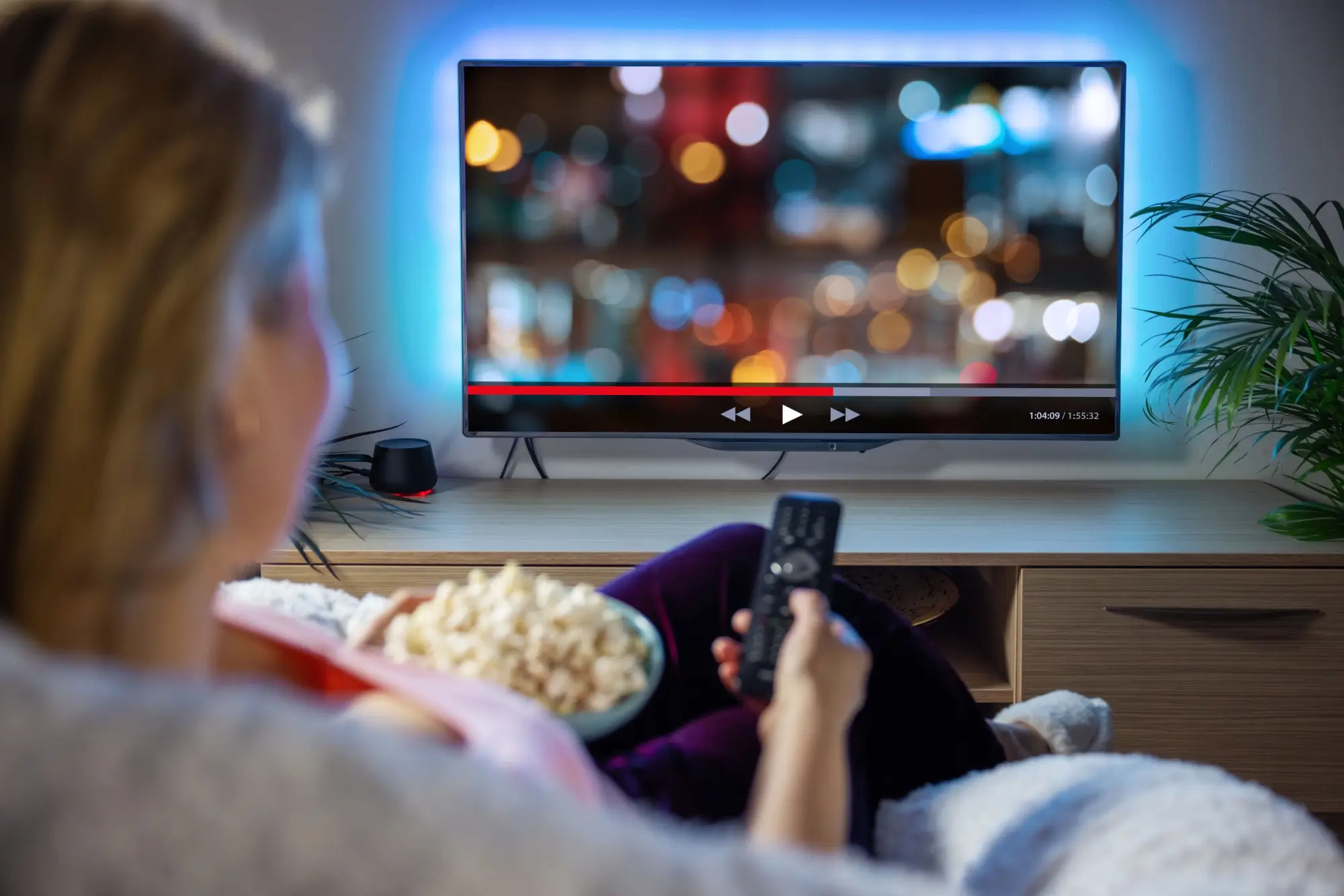 Shutterstock_1966720738 - Techsvět Žena sleduje video a jí popcorn