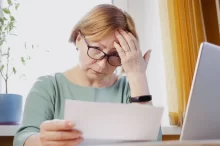 žena se diví faktuře za elektřinu