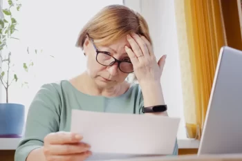 žena se diví faktuře za elektřinu