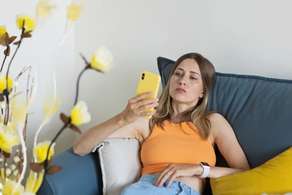 Shutterstock_2064836609 - Techsvět Žena čeká až se jí načte aplikace