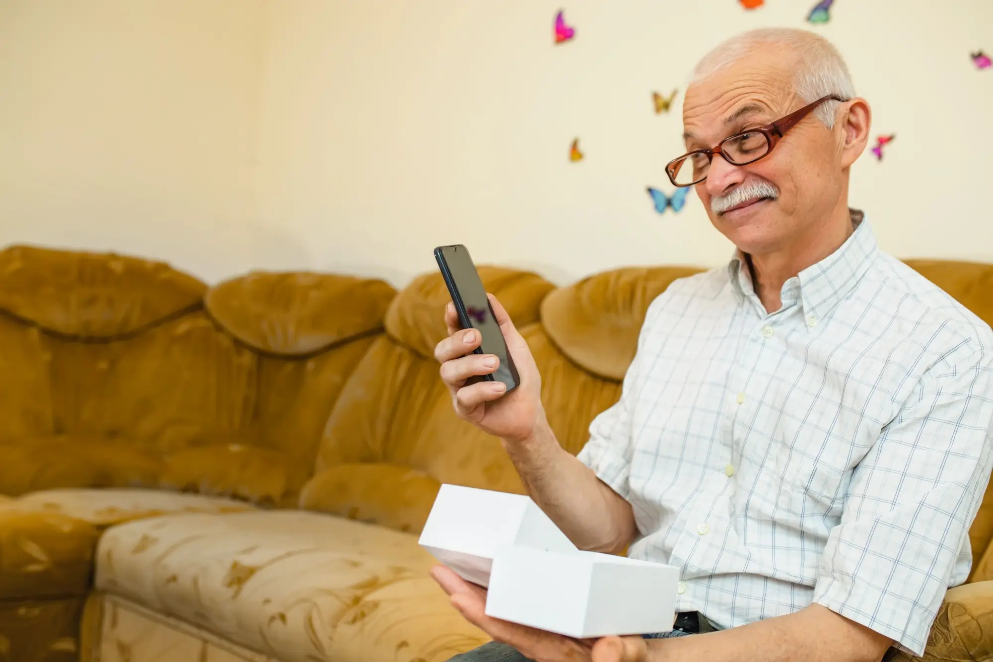 Shutterstock_2128925060 - Techsvět muž s novým telefonem