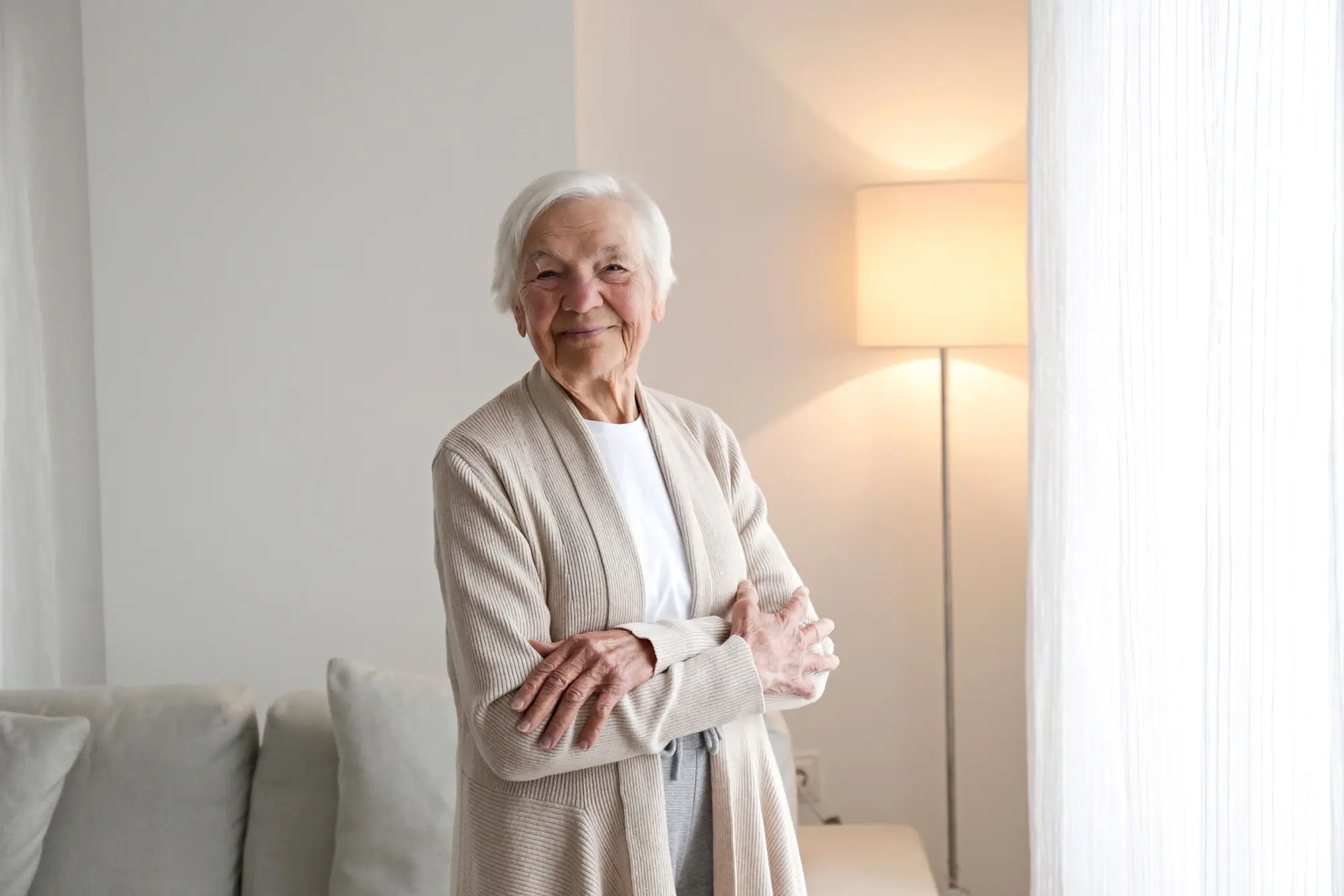 Shutterstock_2157557629 - Techsvět Seniorka má na sobě kardigan