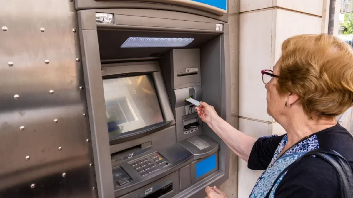 Seniorka u bankomatu