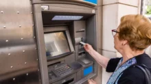 Seniorka u bankomatu
