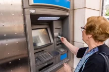 Seniorka u bankomatu
