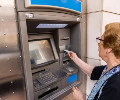 Seniorka u bankomatu
