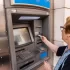 Seniorka u bankomatu