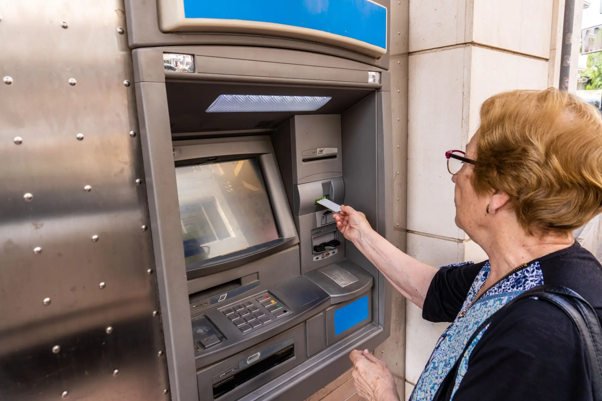 Seniorka u bankomatu