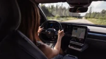 Žena řídí auto