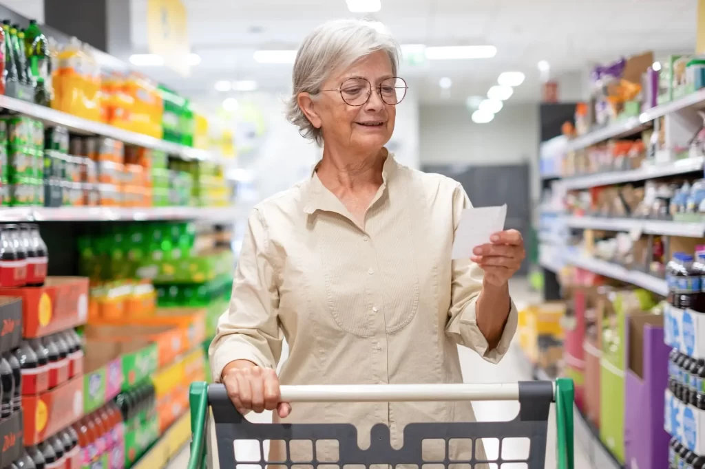 Před nákupem si sepište seznam, FOTO: Shutterstock - Techsvět žena se dívá do nákupního seznamu