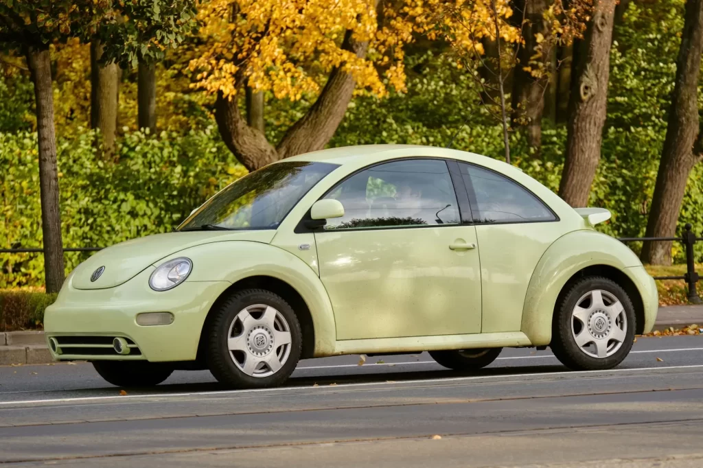Shutterstock_2212769991 - Techsvět VW Brouk v ulicích města