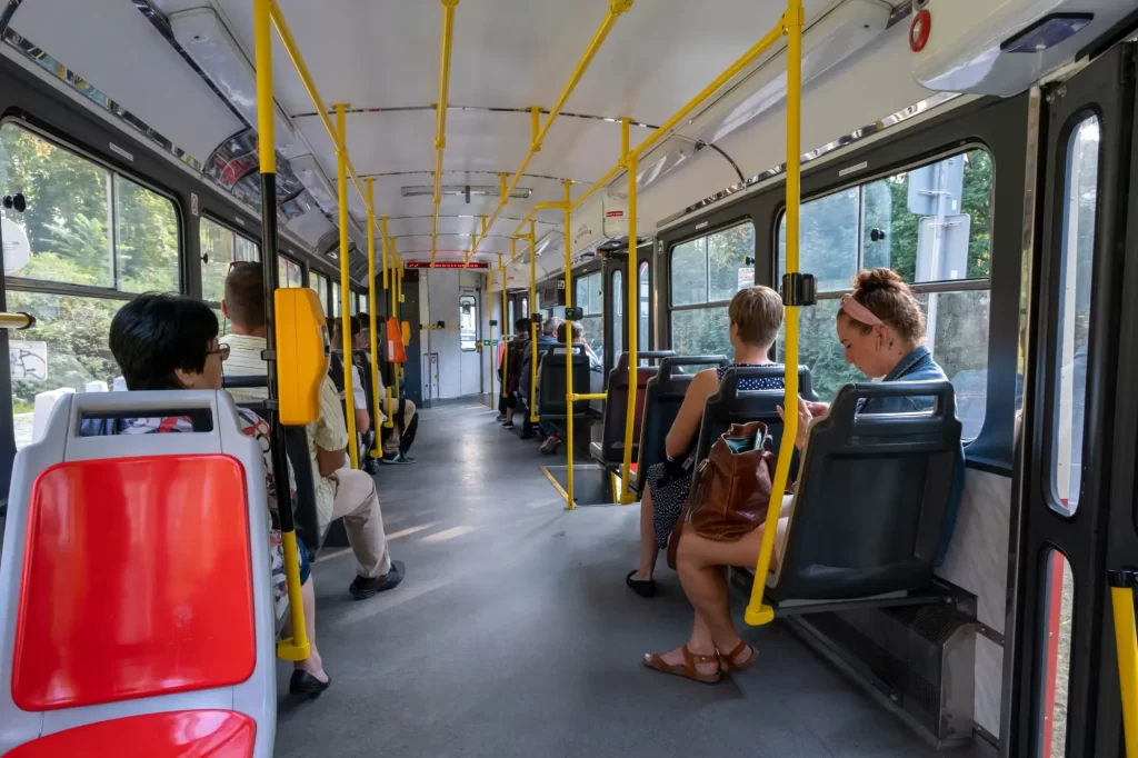 Cestující v tramvaji