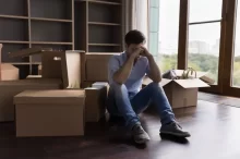Smutný muž se stěhuje z bytu