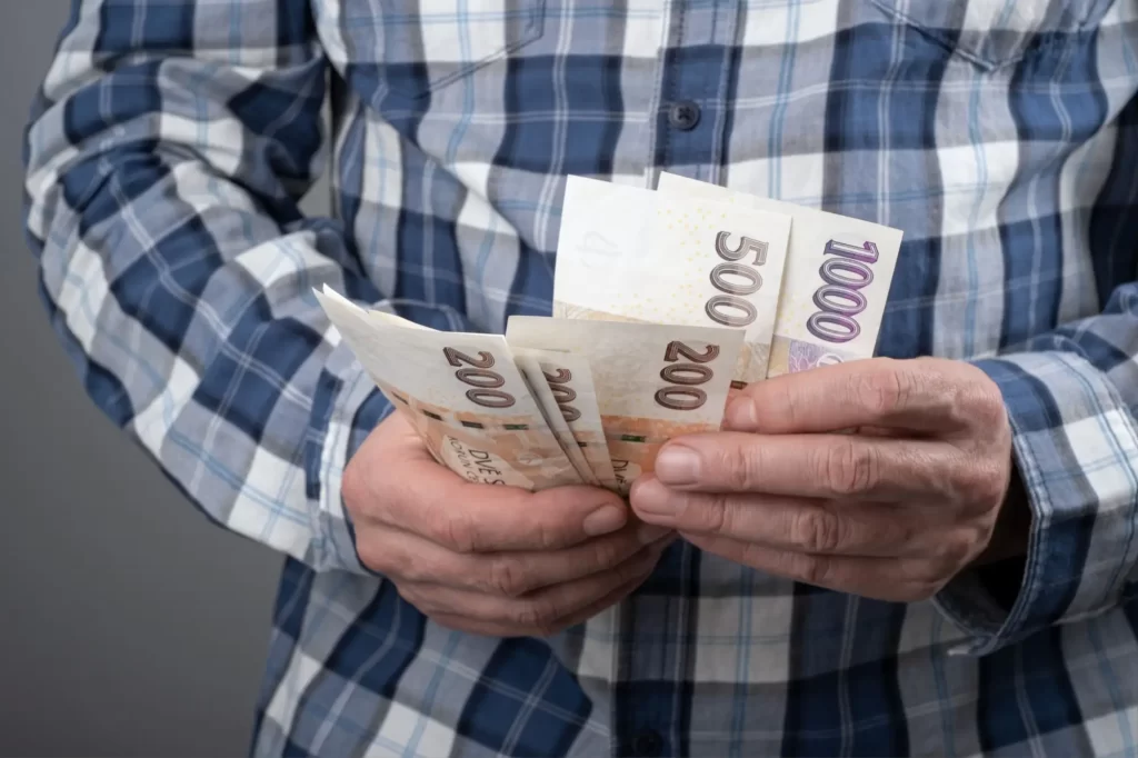 Shutterstock_2237751553 - Techsvět Muž drží v ruce peníze