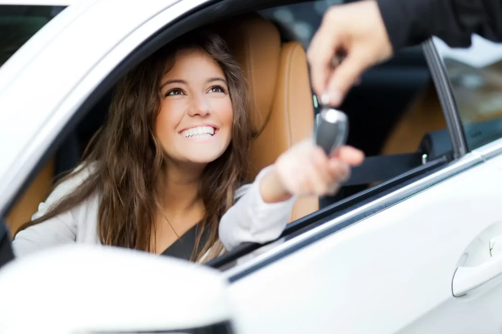 Shutterstock_226340299 - Techsvět Žena odjíždí autem