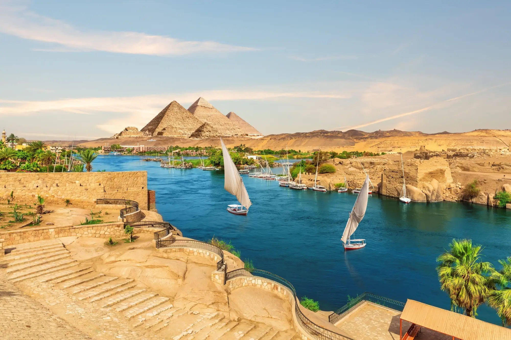 Shutterstock_2265413003 - Techsvět Řeka v okolí pyramid