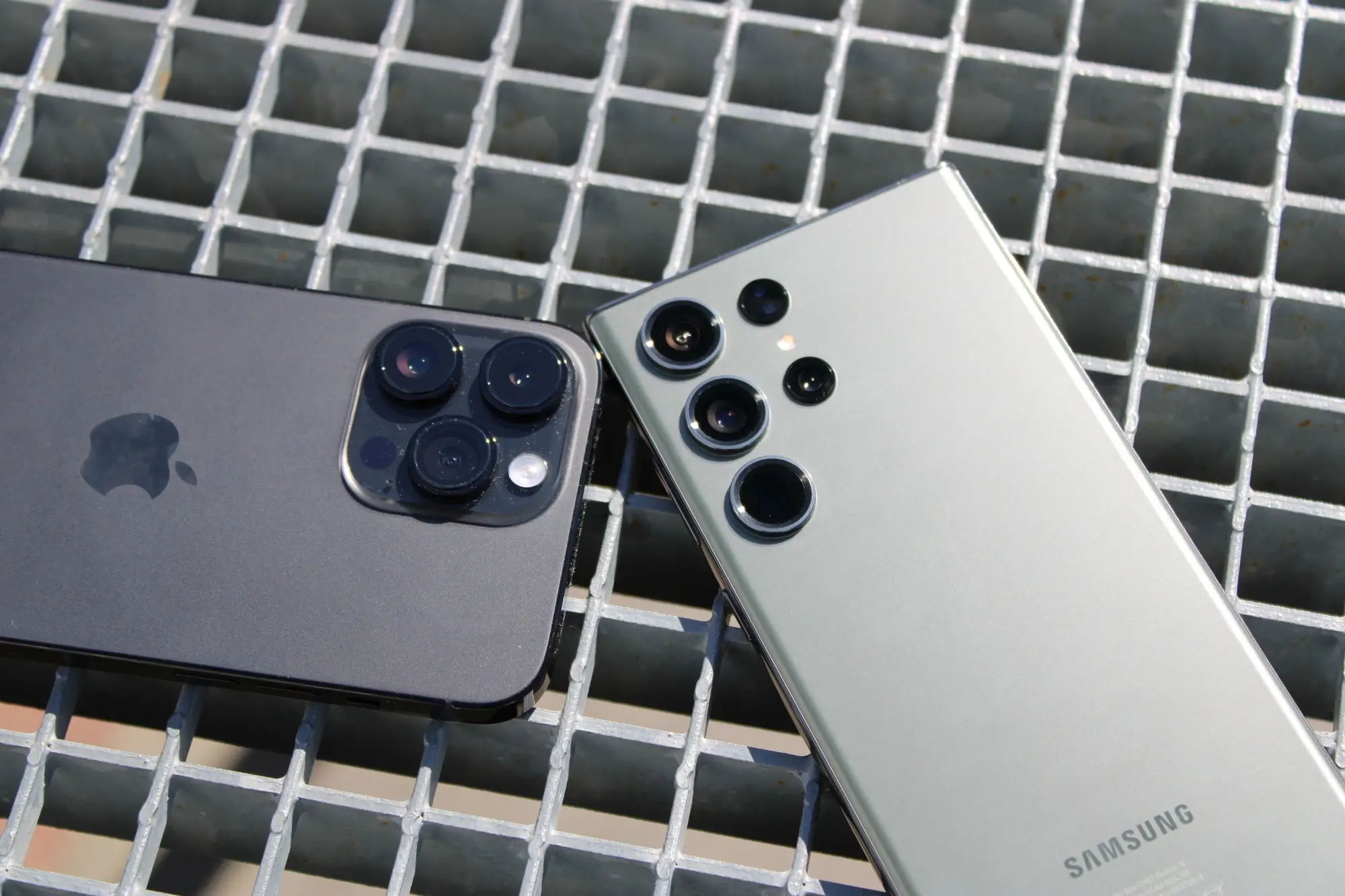 Shutterstock_2279455703 - Techsvět iPhone a Samsung