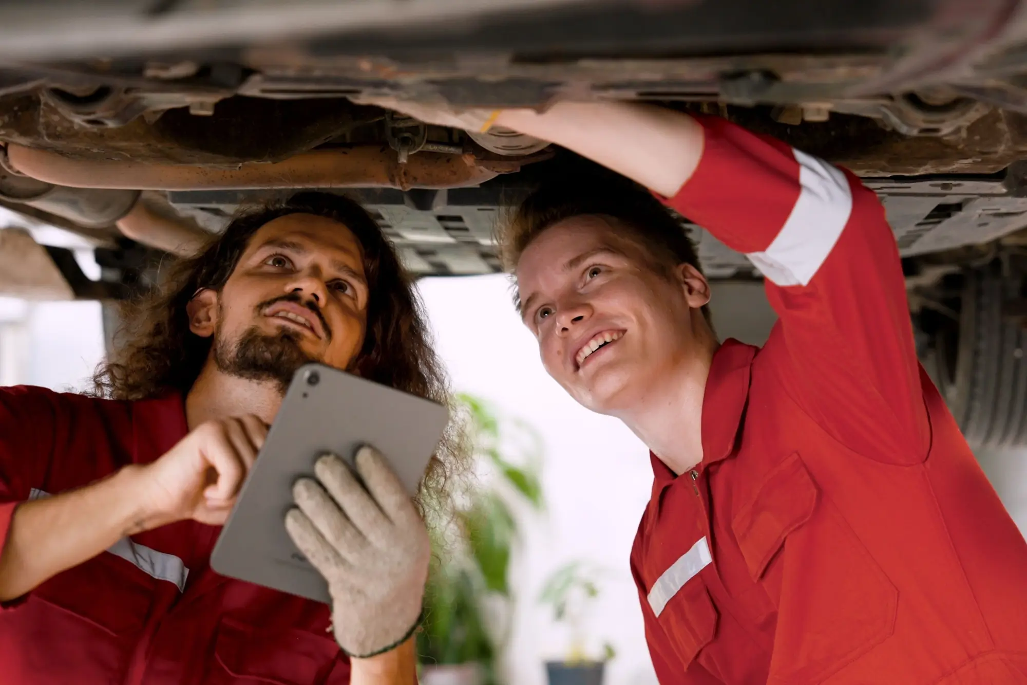 Shutterstock_2302110701 - Techsvět Automechanici si povídají