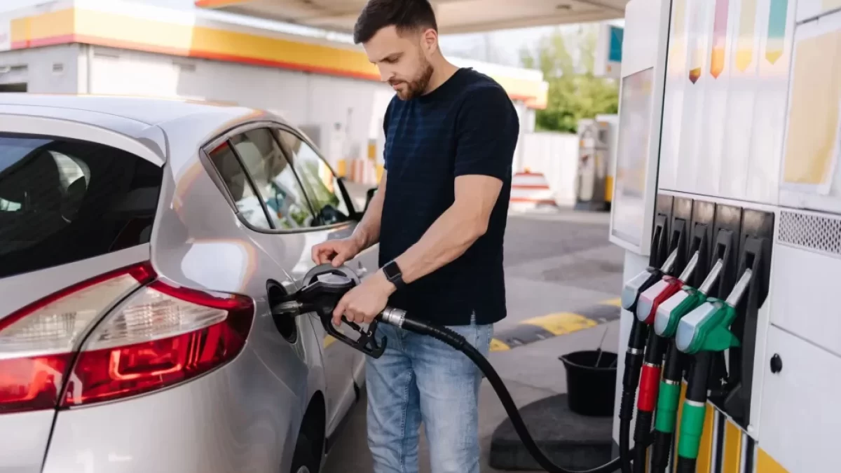 Muž tankuje diesel do auta