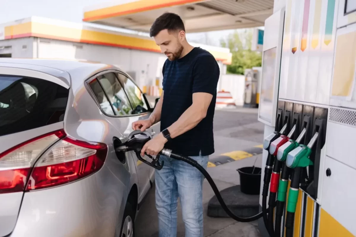 Muž tankuje diesel do auta