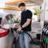 Muž tankuje diesel do auta