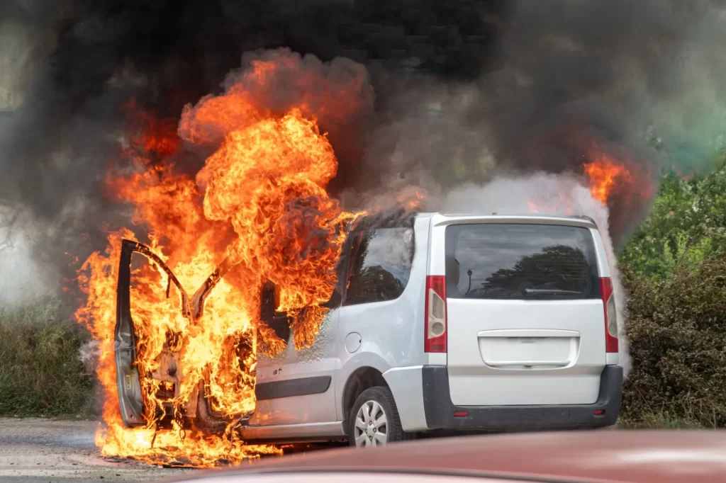 Shutterstock_2332007175 - Techsvět Hořící auto