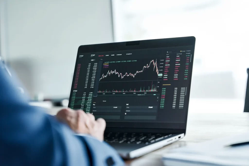 Shutterstock_2343417911 - Techsvět Muž u počítače se statistikami