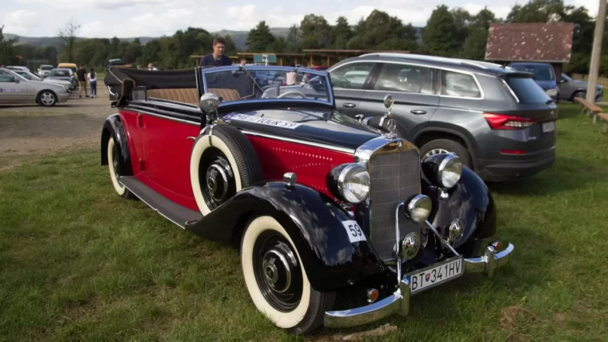 Červený Mercedes 320 Cabriolet B