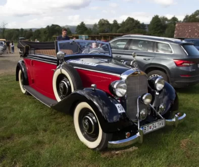 Červený Mercedes 320 Cabriolet B
