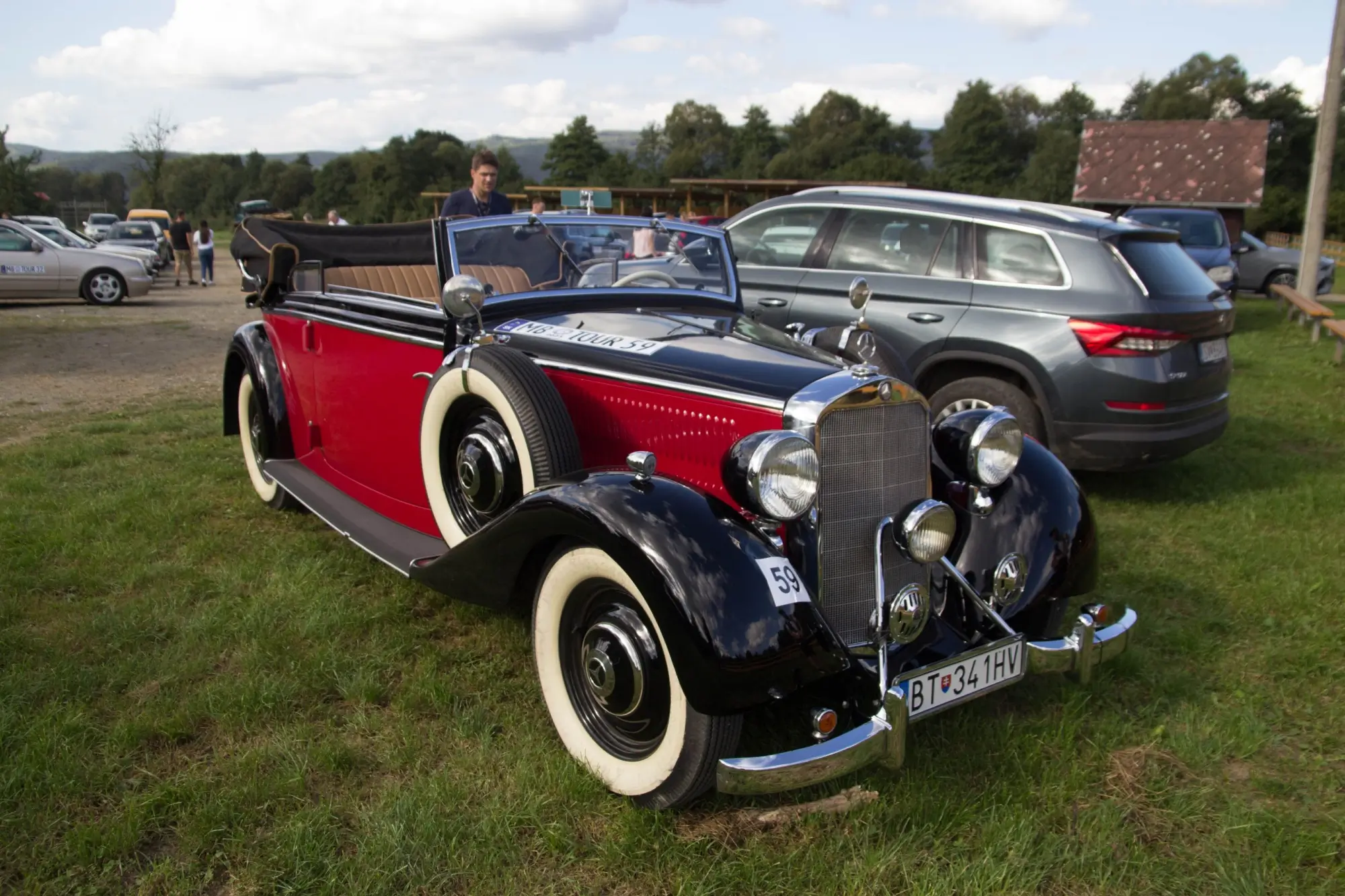 Červený Mercedes 320 Cabriolet B
