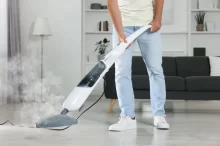 Muž uklízí s parním mopem