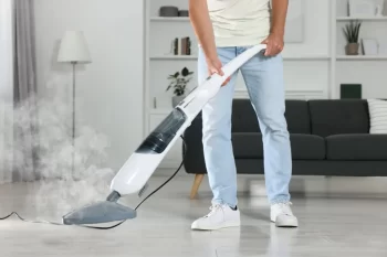 Muž uklízí s parním mopem