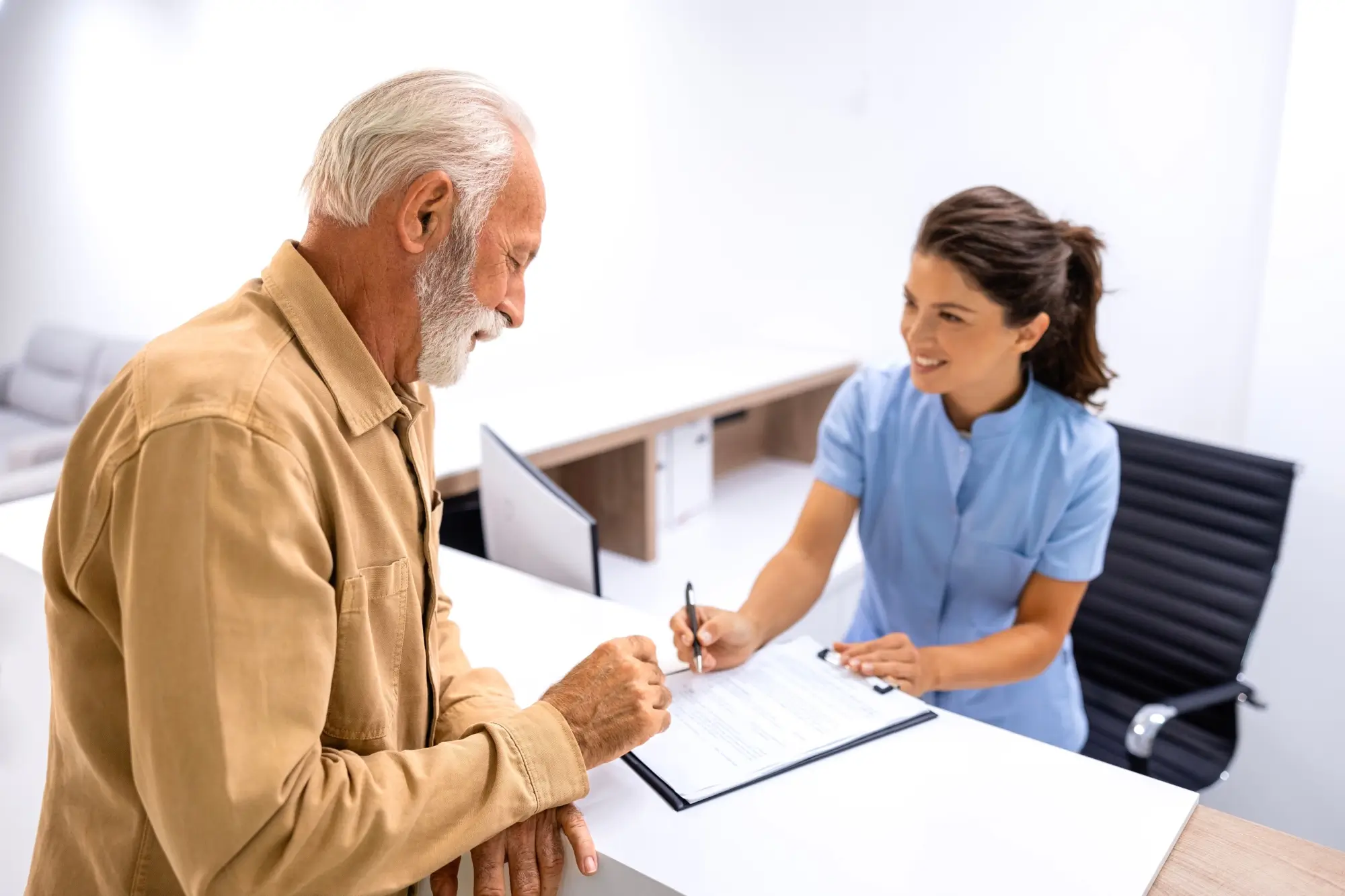 Shutterstock_2394125789 - Techsvět Muž na pobočce úřadu