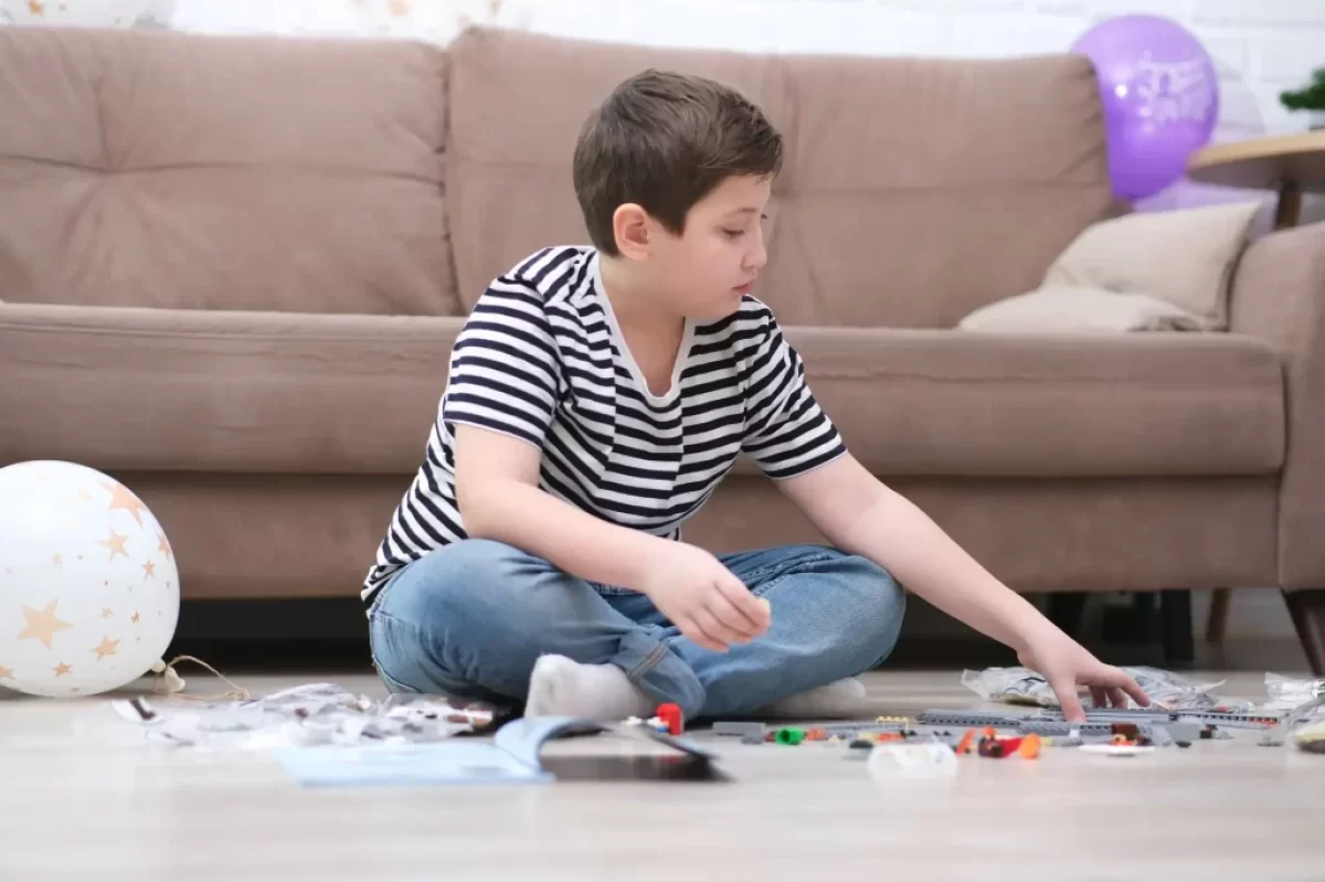 Dítě staví Lego