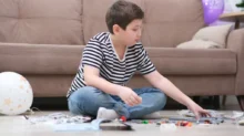 Dítě staví Lego