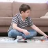 Dítě staví Lego