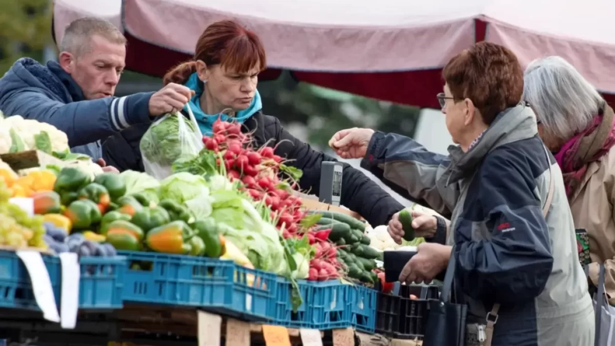 žena nakupuje na farmářském trhu