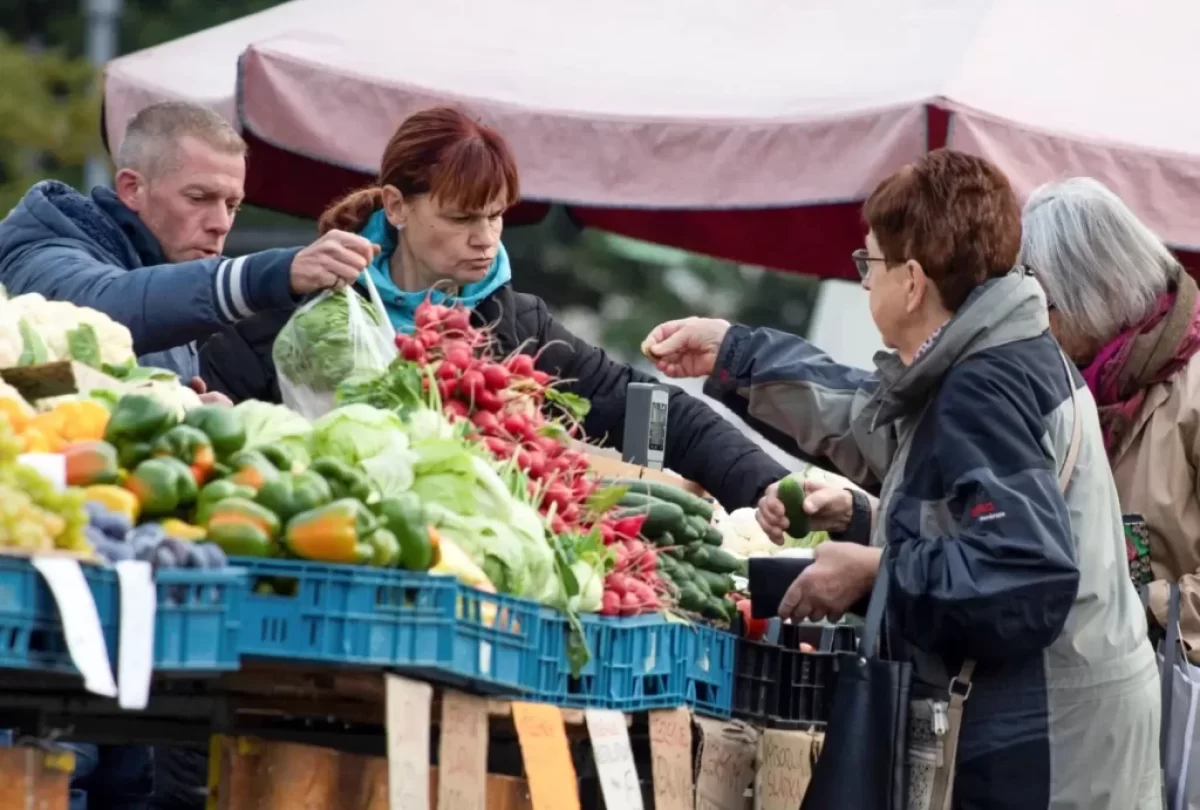 žena nakupuje na farmářském trhu